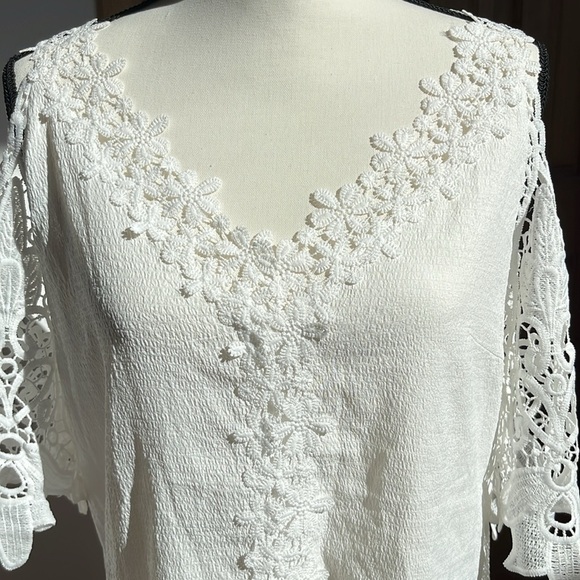 NWOT Beautiful Crochet Detailed Top - Picture 5 of 6